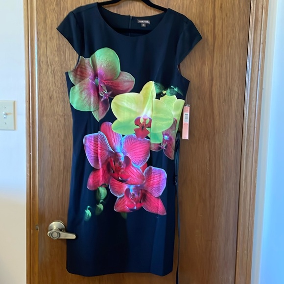 NWT! Lovely flowered shift dress with belt - Picture 1 of 5